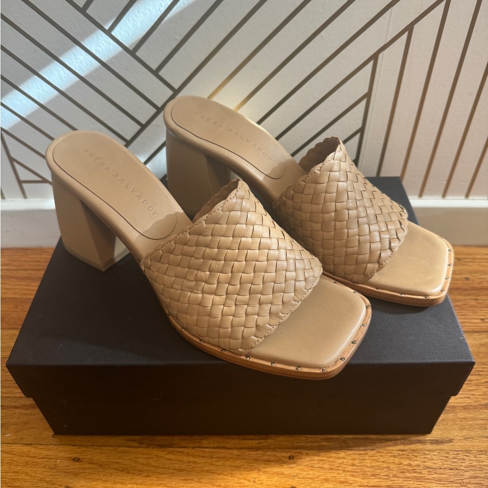 NWT Freda Salvador Rosie Woven Band Heel